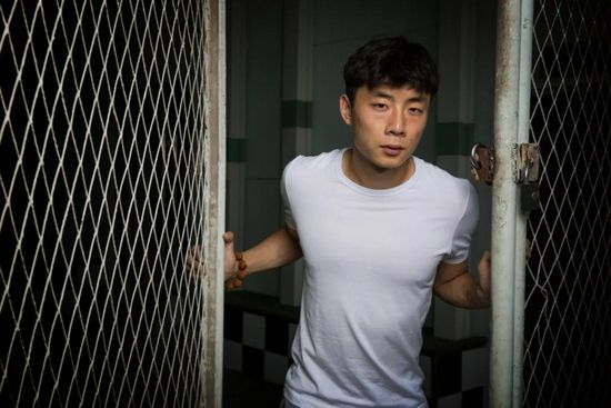 极度震撼 甄子丹挑战自我极限接近崩溃极具现实风格的美术场景设计，颇有年代感的人物造型，以及标志性的晃动镜头，都为影片打上了浓烈的;娄烨印记